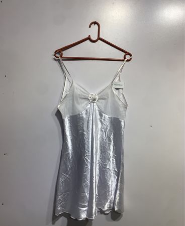 Weißer Satin-Slip mit durchsichtiger Überlagerung und Schleifendetail