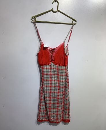 Rotes und graues kariertes Slipkleid mit Spitzenbesatz