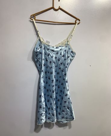  hellblaues Blumen-Slipkleid mit Spitzenbesatz