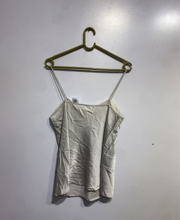 Cremefarbener Spaghetti-Top mit Spitzenbesatz und Knopfdetails