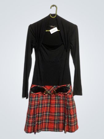 Schwarzes Kleid mit kariertem Rock und Gürtel