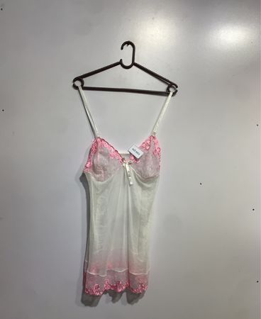 Weiße und rosa Spitzenchemise