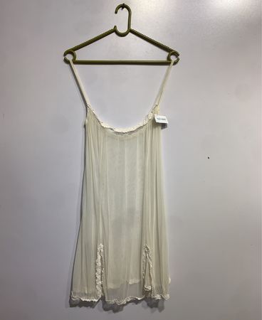 Weißes Slip-Kleid mit Spitzenbesatz