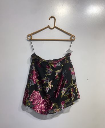 Schwarzer Floralprint-Rock mit goldenem Reißverschluss