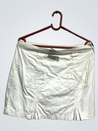 Weißer Rock mit Taschen