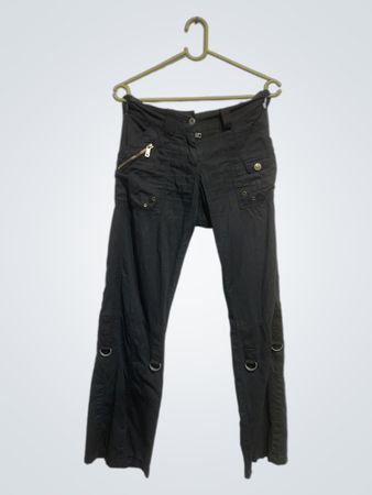 Dunkle Cargo-Hosen mit geometrischem Muster