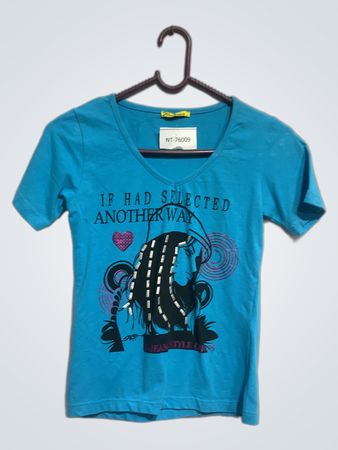 Blaues T-Shirt mit grafischem Druck