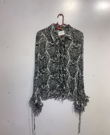 TAIFUN Kollektion Schwarz und Weiß Gemusterte Bluse mit Rüschen und Bindegurt