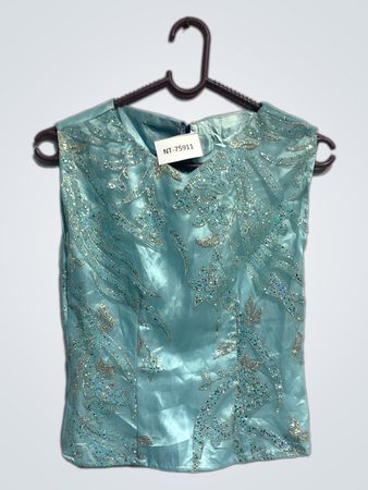 Blaues ärmelloses Oberteil mit Glitzerschmuck