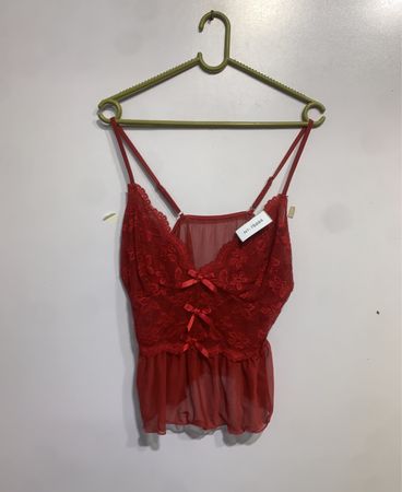 Rote Spitzen-Camisole mit Schleifen