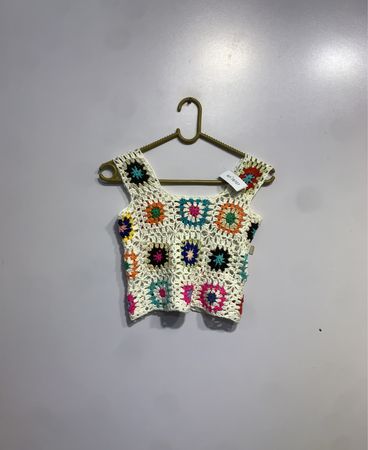 Häkel-Top mit buntem Blumenmuster