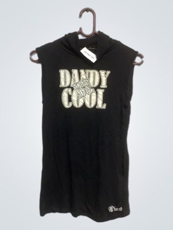Schwarzes ärmelloses Rollkragenoberteil mit 'Dandy Be Cool'-Grafik