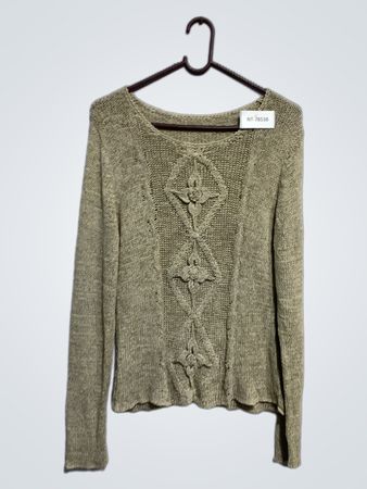 Beiger Strickpullover mit Zopfmuster.
