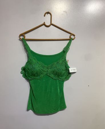 Grünes Tanktop mit Spitzenakzenten