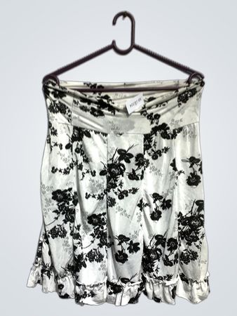 Schwarzes und weißes Blumenmuster trägerloses Kleid mit Rüsche am Saum