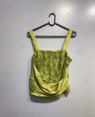 Limettengrünes, mit Pailletten verziertes Oberteil