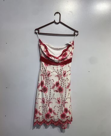 Ohne träger Kleid mit pinkfarbenem Blumenmuster und roter Schleife