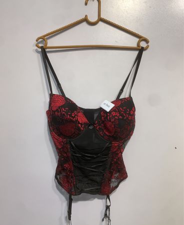 Rotes und Schwarzes Spitzen-Corsett