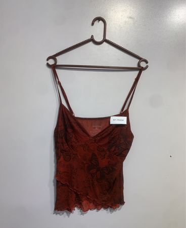 süßes lilac rotes Schmetterlingsdruck Cami-Top