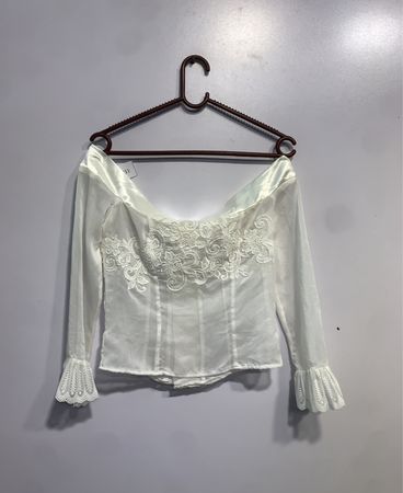 Weiße schulterfreie Bluse mit Spitzendetails