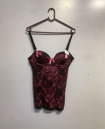 Rosa und schwarzes Spitzen-Corsett mit Schleifen