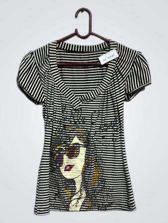 Gestreiftes T-Shirt mit grafischem Druck