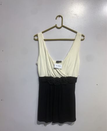 BODY FLIRT Damen ärmelloses Kleid in Creme und Schwarz mit floralem Schmuck