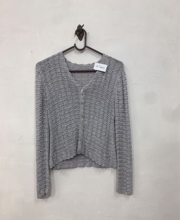 Graue gehäkelte Strickjacke