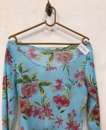 Blaues floral langärmeliges Oberteil