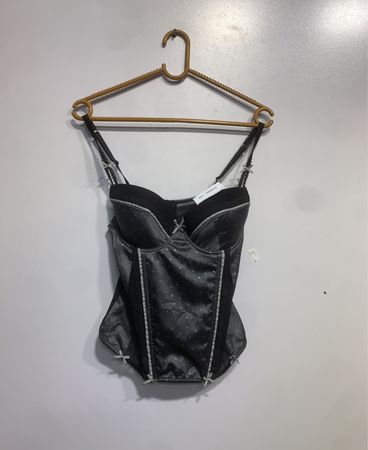 Schwarzes Korsett mit Punkten