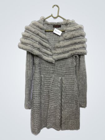 ROSE BELXING Grauer Strickcardigan mit Pelzbesatz