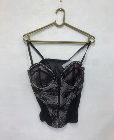 Schwarzes Korsett mit Spitzendetails