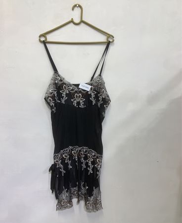 Schwarzer Slip mit floralem Spitzenbesatz