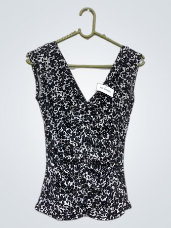 Kiabi Woman Schwarzes und Weißes Blumenmuster Rüschenshirt mit V-Ausschnitt ohne Ärmel
