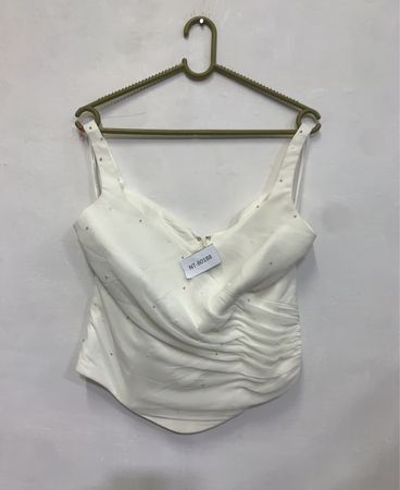 Weiße geraffte Korsettbluse mit Verzierungen