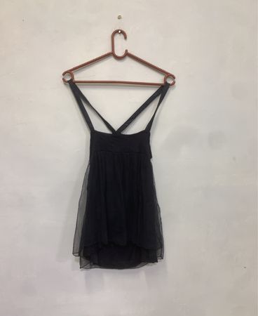 Schwarzes Kleid mit Verzierungen