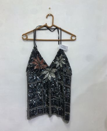 Camisola preta com lantejoulas e padrão floral e quadriculado