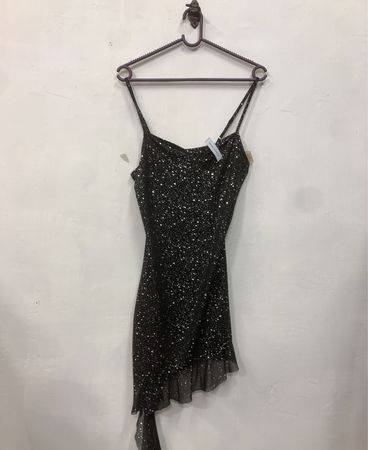 Schwarzes Kleid mit silbernen Sprenkeln und gerafftem Saum