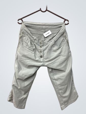 Hellgraue Caprihosen mit Knopfleiste