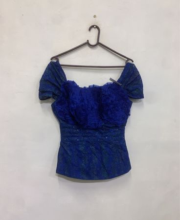 Blaues Off-Shoulder-Top