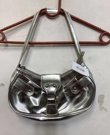 Silberne Handtasche mit Etikett BG-638