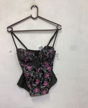 Schwarzes Korsett mit rosa floralem Muster