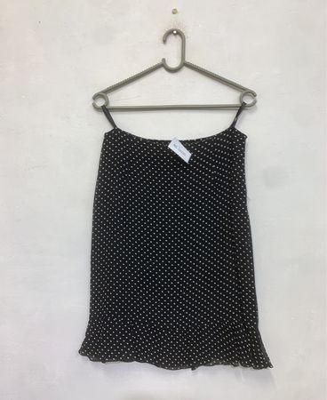 Schwarzes gepunktetes Kleid