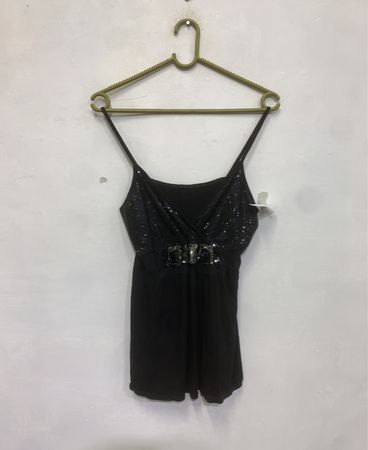 Schwarzes, mit Pailletten besetztes Trägershirt mit Schnallendetail