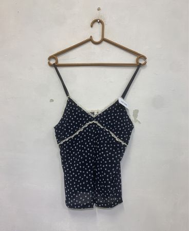 Schwarzes Spaghetti-Top mit gepunktetem Muster und Spitzenbesatz