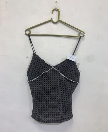 Schwarzes Top mit weißer Spitze und geometrischem Muster