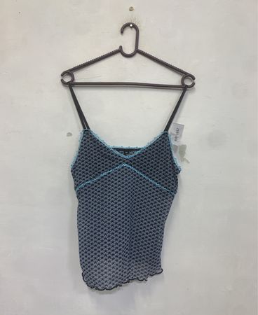 Blaue und schwarze gemusterte Trägershirts mit blauen Akzenten