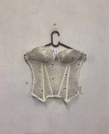 Corset blanc avec des embellissements rouges et argentés