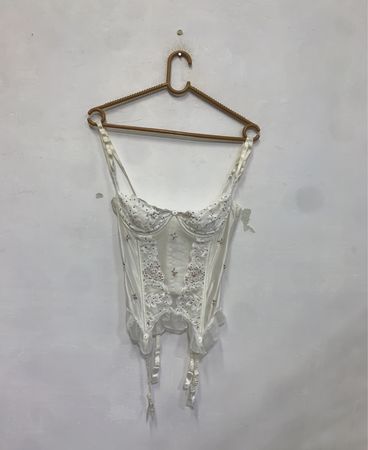 Corset blanc avec perles et dentelle