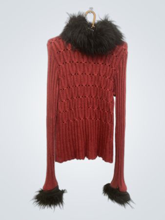 Roter Pullover mit schwarzem Fellkragen und -manschetten